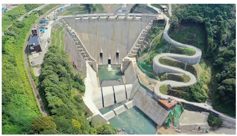 日本《我的世界》游戏中打造防洪大坝